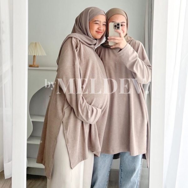 b7aadf29-b5db-4484-bece-84fc7fb37c84.jpg Bymeldev Long Slit Oversized Knit Top Nonbusui Busui upto BB 100kg+