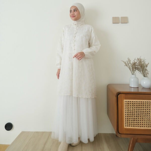 c368033b-8cfc-4666-a7c2-d7b26a803fb5.jpg ByMeldev Nadine Melayu Tunik