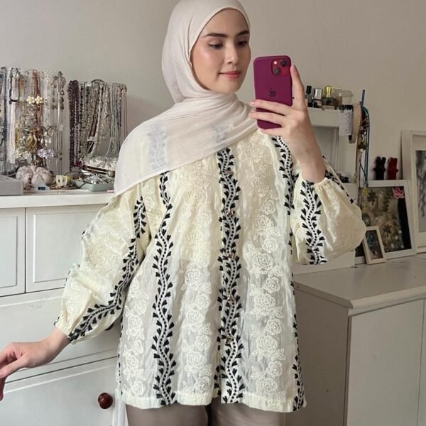 ByMeldev Heart Embroidery Blouse
