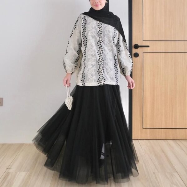 ByMeldev Heart Embroidery Blouse
