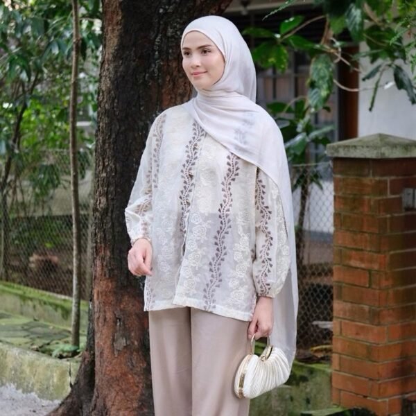 ByMeldev Heart Embroidery Blouse