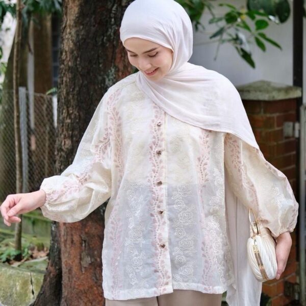 ByMeldev Heart Embroidery Blouse